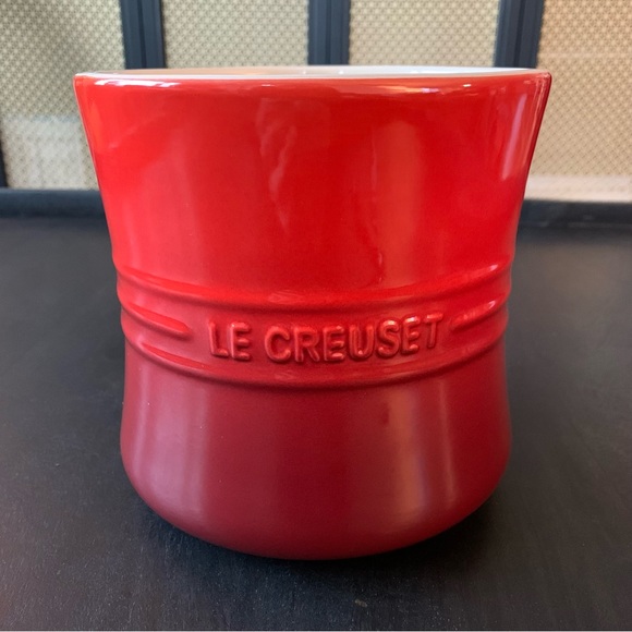 Le Creuset Stoneware Utensil Crock Cerise Red 2.3L / 2 3/8QT NWT - Picture 1 of 5
